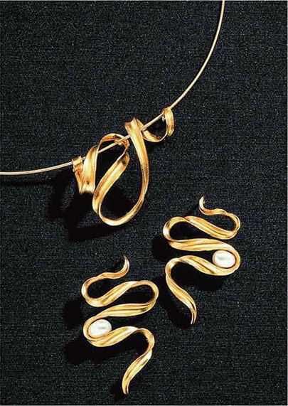 璀璨交融 创意服装设计与珠宝首饰的协同演绎